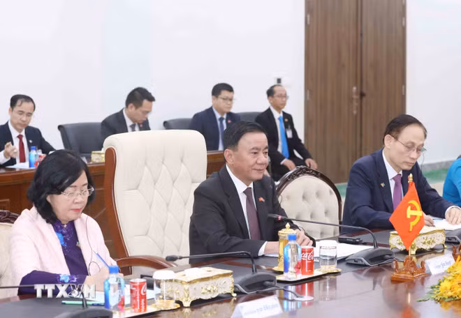 ttxvn-thuong-truc-ban-bi-thu-tran-cam-tu-hoi-dam-voi-pho-chu-tich-truong-ban-thuong-truc-ban-thuong-vu-cpp-say-chhum-8692906-13.jpg