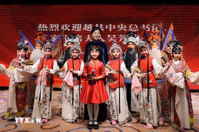 ttxvn-phu-nhan-tong-bi-thu-chu-tich-nuoc-to-lam-tham-trung-tam-giao-luu-khoa-hoc-van-hoa-thanh-thieu-nien-tong-khanh-linh-8702119-2.jpg