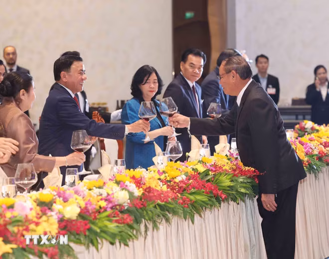 ttxvn-vna-potal-thuong-truc-ban-bi-thu-tran-cam-tu-du-chieu-dai-trong-the-cua-nha-nuoc-lao-8691422.jpg