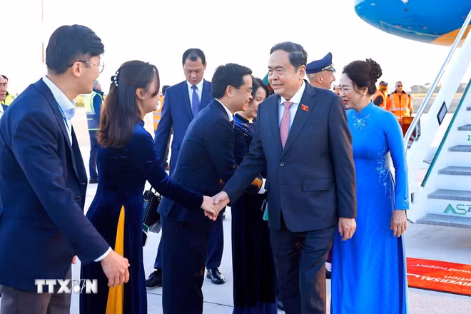 Lễ đón Chủ tịch Quốc hội Trần Thanh Mẫn và Phu nhân tại sân bay Ciampino, thủ đô Rome, Cộng hòa Italy. Ảnh: Doãn Tấn/TTXVN