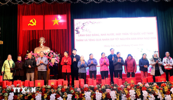 ttxvn-bo-truong-cong-an-trao-qua-tet-cho-nguoi-ngheo-hoan-canh-kho-khan-va-cong-nhan-tai-hung-yen-8580972-2.jpg