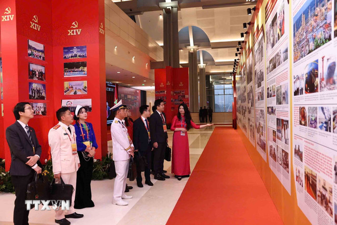 ttxvn-cac-dai-bieu-du-dai-hoi-xiv-tham-quan-trung-bay-anh-duoi-co-dang-dat-nuoc-tien-vao-ky-nguyen-moi-8539946-1.jpg