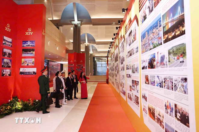 ttxvn-cac-dai-bieu-du-dai-hoi-xiv-tham-quan-trung-bay-anh-duoi-co-dang-dat-nuoc-tien-vao-ky-nguyen-moi-8539946-3.jpg