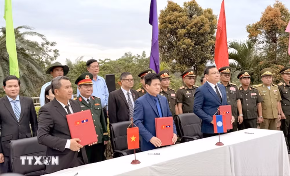 ttxvn-hai-cot-liet-sy-3.jpg