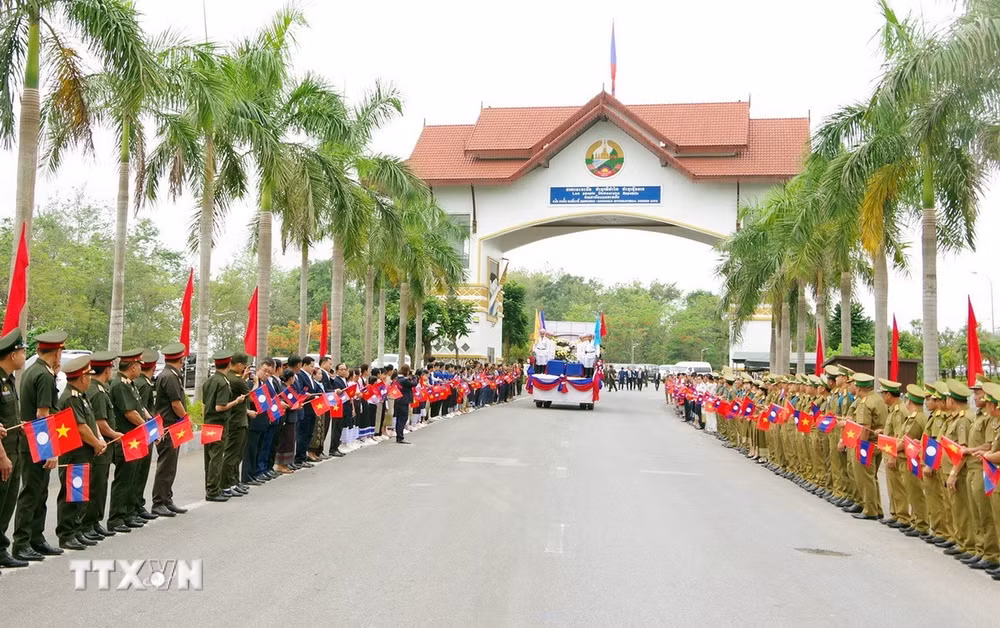 ttxvn-hai-cot-liet-sy.jpg