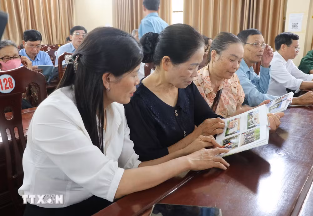 ttxvn-sach-san-bay-gia-binh.jpg