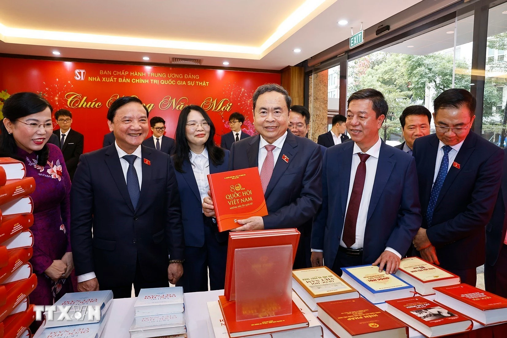 Chủ tịch Quốc hội dự lễ giới thiệu bộ sách luật được thông qua tại kỳ họp thứ 10