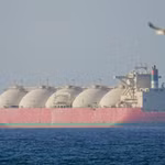Tàu hàng di chuyển qua eo biển Hormuz sau khi thoả thuận ngừng bắn 2 tuần giữa Mỹ và Iran có hiệu lực, ngày 8/4/2026. (Ảnh: Anadolu Agency/TTXVN)