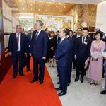 Tổng Bí thư Tô Lâm tham quan không gian trưng bày thành tựu chuyển đổi số trong báo chí. (Ảnh: Thống Nhất/TTXVN)