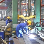 Hoạt động sản xuất tại một cụm công nghiệp trên địa bàn Hà Nội. (Ảnh: TTXVN)