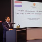 Ngày 30/7, tại Amsterdam, Phó Thủ tướng Chính phủ Nguyễn Văn Thắng đã chủ trì cuộc tọa đàm với các doanh nghiệp hàng đầu của Hà Lan. (Ảnh: Anh Hiển/TTXVN)
