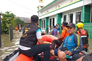 Lũ lụt nhấn chìm hàng nghìn ngôi nhà ở Indonesia