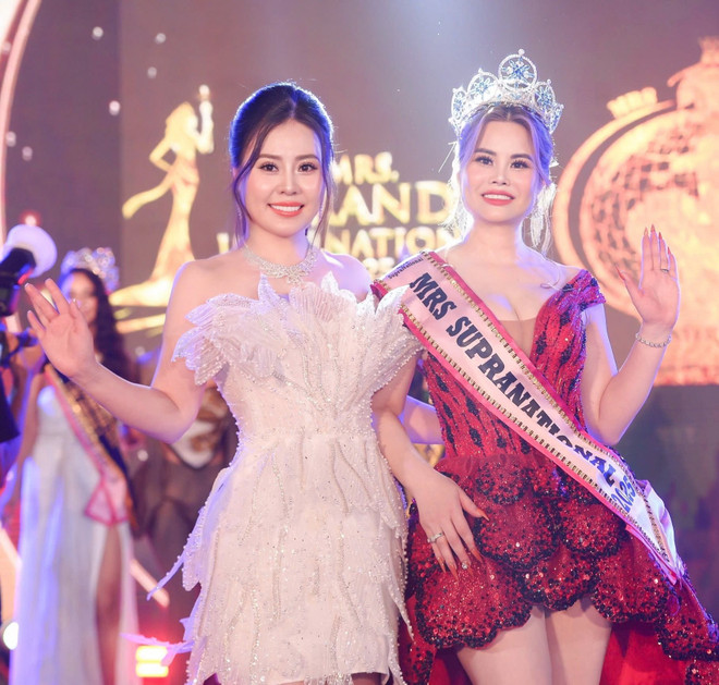 Phan Kim Oanh (trái) đồng hành cùng Á hậu Mrs Grand Vietnam 2025 Nguyễn Thị Huyên trong đêm đăng quang Mrs Supranational 2025. 518275404-2309384962822692-3311632760562183288-n.jpg