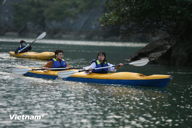 Đảm bảo an toàn với áo phao khi trải nghiệm chèo kayak trên Vịnh Hạ Long. (Ảnh minh họa: Xuân Mai/Vietnam+) vnp-kayak-lan-ha-2.jpg