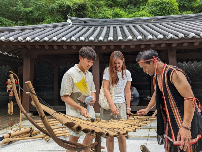 ភ្ញៀវទេសចរបរទេសទទួលស្គាល់បេតិកភណ្ឌវប្បធម៌វៀតណាម។ (ប្រភពរូបភាព៖ Tarzan Tay Nguyen) 554546637-1349149663877920-5259188523294820961-n.jpg