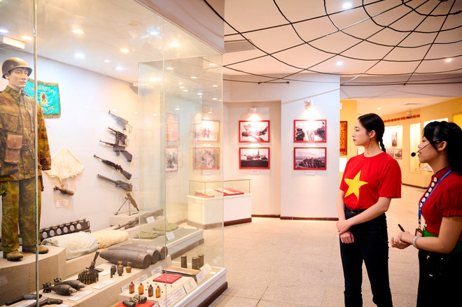 Du khách trên hành trình tri ân vùng đất anh hùng Điện Biên. (Ảnh: CTV/Vietnam+) luong-linh-ky-niem-chien-thang-dien-bien-phu-bao-tang-9.jpg