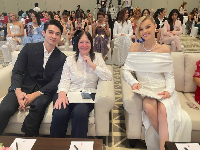 Nam vương Tuấn Ngọc ngồi ghế giám khảo cùng Chủ tịch Miss World, bà Julia Morley và đương kim Hoa hậu Krystyna Pyszková. (Ảnh: CTV/Vietnam+) tuanngoc2.jpg