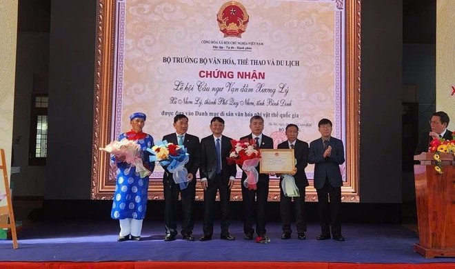 ថ្នាក់ដឹកនាំនាយកដ្ឋានបេតិកភណ្ឌវប្បធម៌បានប្រគល់វិញ្ញាបនបត្របេតិកភណ្ឌវប្បធម៌អរូបី “ពិធីបុណ្យនេសាទស្រះ Xuong Ly” ជូនថ្នាក់ដឹកនាំគណៈកម្មាធិការប្រជាជនទីក្រុង Quy Nhon ខេត្ត Binh Dinh។ (រូបថត៖ ស៊ីថាង/VNA) z6619757570658-7ca32fbc905e21e184d26fcd14ad9e34.jpg