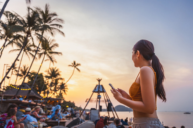 Du khách Việt sử dụng AI ngay cả khi đang đi du lịch. (Ảnh minh họa: CTV/Vietnam+) gettyimages-2195664914.jpg