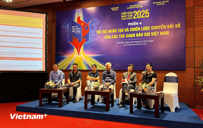 Des experts, des responsables et des responsables éditoriaux participent à la séance de discussion. (Photo : Mai Mai/Vietnam+) vnp-thao-luan-ai-3.jpg