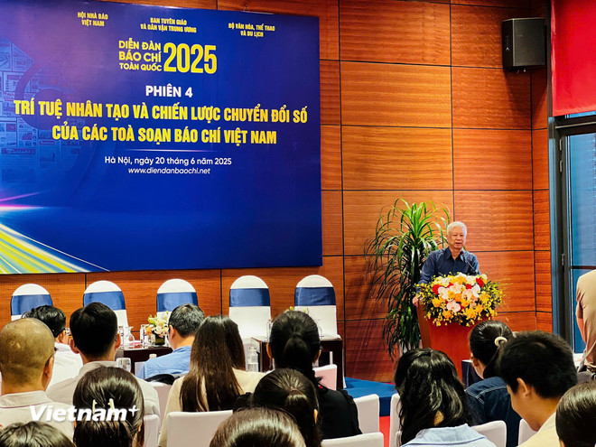 Dao Quang Binh, directeur général de VnEconomy, partage son expérience pratique dans la création et la mise en œuvre de solutions d'IA localisées. (Photo : Mai Mai/Vietnam+) vnp-thao-luan-ai-1.jpg