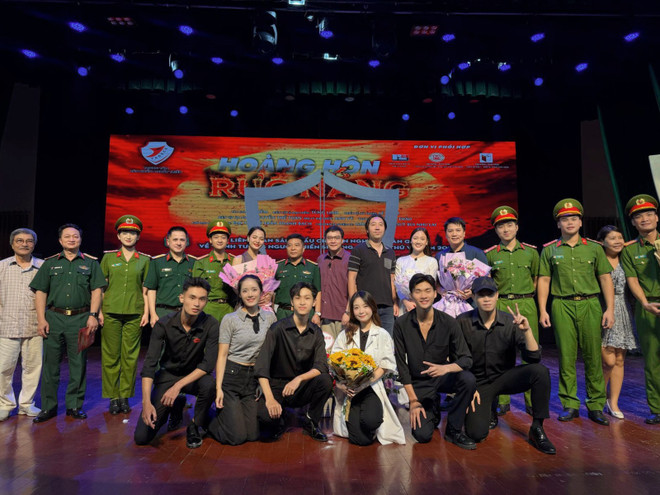 طاقم التمثيل في المسرحية. (صورة: CTV/Vietnam+) phuong-thanh-lien-hoan-nghe-thuat-san-khau-chuyen-nghiep-toan-quoc-4.jpg