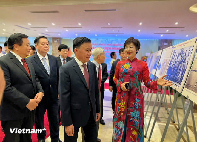 Tổng Giám đốc Thông tấn xã Việt Nam giới thiệu những hình ảnh quý tại Trưng bày ảnh chuyên đề với các lãnh đạo Đảng, Nhà nước, đại diện lãnh đạo các ban, bộ, ngành, cơ quan Trung ương tham dự Hội thảo. (Ảnh: Mai Mai/Vietnam+) vnp-hoi-thao-bao-chi-8.jpg