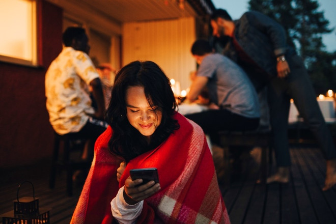 Todos os dias, até 75% da Geração Z usa mecanismos de busca integrados à IA. (Foto ilustrativa: CTV/Vietnam+) cach-genz-su-dung-ai-trong-du-lich-anh-minh-hoa-2.jpg