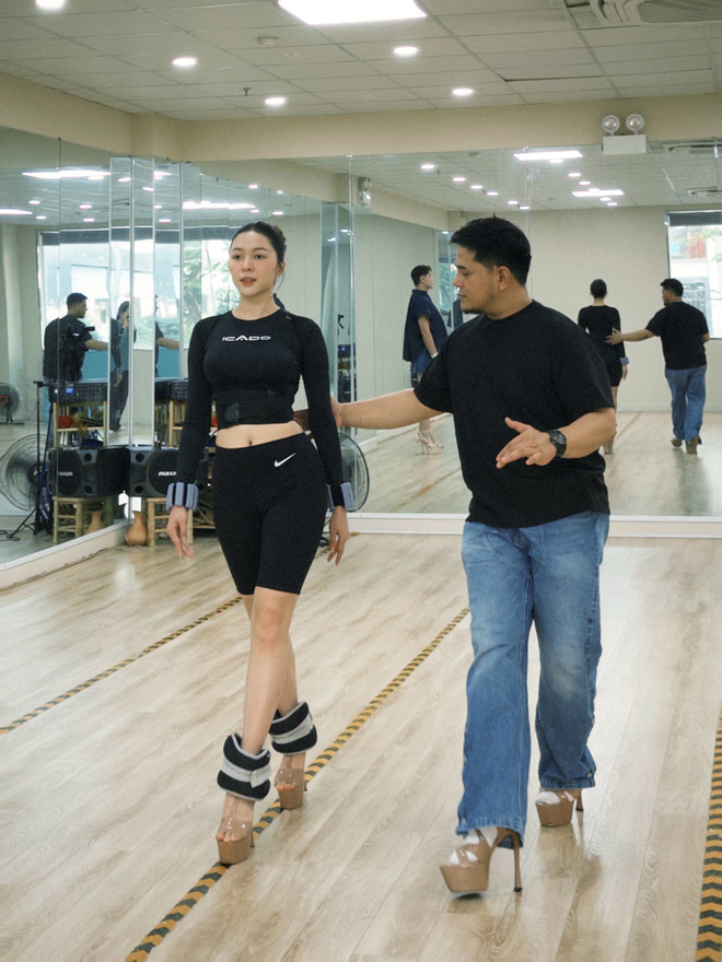 kieu-duy-coach-catwalk-3.jpg