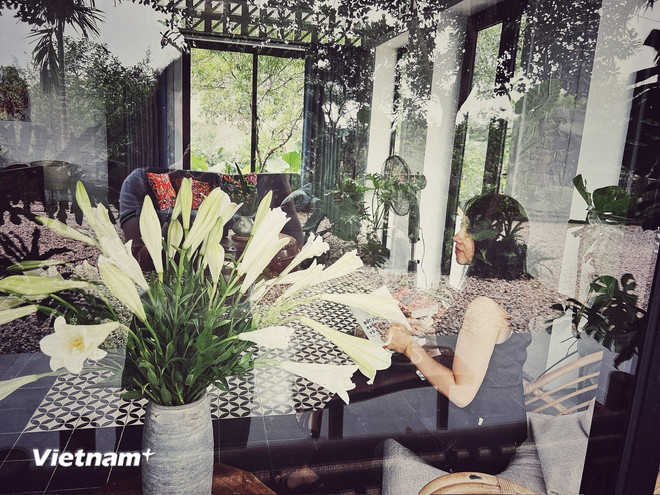 Du khách trải nghiệm ở khu nghỉ dưỡng nói không với sản phẩm nhựa dùng một lần ở Hà Nội. (Ảnh minh họa: Mai Mai/Vietnam+)
