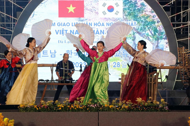 Các diễn viên Việt Nam trong trang phục truyền thống của Hàn Quốc trong Đêm giao lưu văn hóa nghệ thuật Việt Nam-Hàn Quốc năm 2023. (Ảnh: Quốc Hùng/TTXVN) vna-potal-dem-giao-luu-van-hoa-nghe-thuat-viet-nam-han-quoc-7153727-3789.jpg