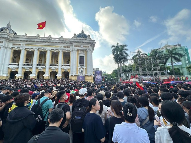 Du petit matin jusqu'à midi le 20 août, les gens se sont rassemblés autour de l'Opéra de Hanoï pour recevoir des billets gratuits pour le concert « Vietnam in Me ». (Photo : PV/Vietnam+) 535886151-122139642572409935-9036779091319620268-n.jpg
