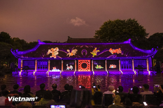 ហាណូយ “ដាស់” សារីរិកធាតុប្រវត្តិសាស្ត្រជាមួយនឹងដំណើរកម្សាន្តពេលរាត្រីដ៏ពិសេស។ (រូបថត៖ Vietnam+) vnp-tour-dem-van-mieu-15.jpg