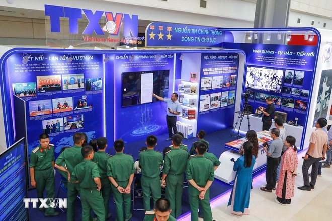 L'Agence de presse vietnamienne présente une application mobile innovante pour le journalisme. (Photo : VNA) workshop-ai-hoi-bao-toan-quoc-7.jpg
