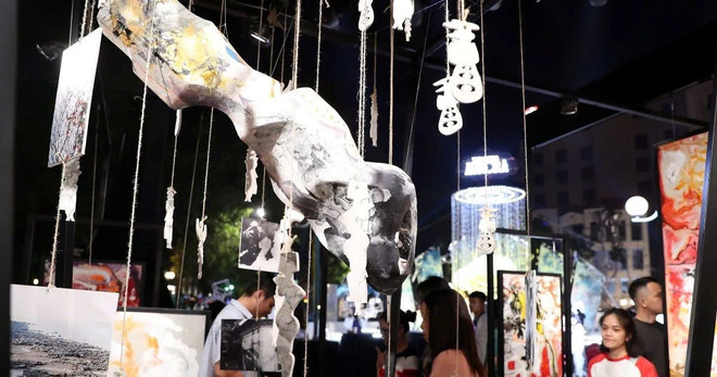 ہنوئی کے رہائشی تخلیقی ڈیزائن فیسٹیول کا دورہ کرتے ہیں اور اس کا تجربہ کرتے ہیں۔ (تصویر: وی این اے) z7314771896050-f9f41706eba9174ad8070c15baf95563.jpg