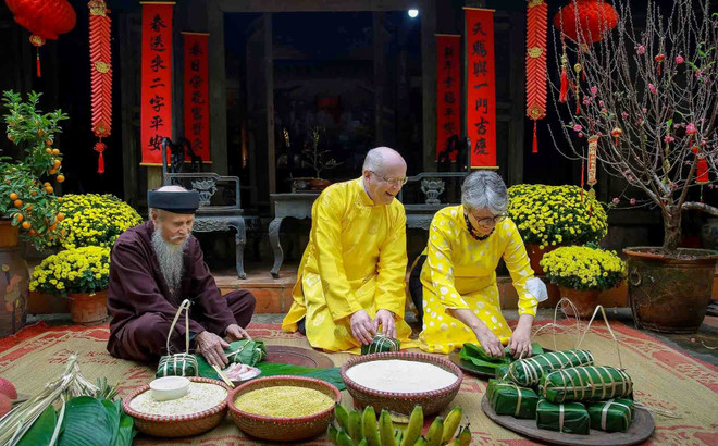 ភ្ញៀវទេសចរអន្តរជាតិទទួលបានបទពិសោធន៍ធ្វើនំបញ្ចុក (នំបញ្ចុកប្រពៃណីវៀតណាម) ដើម្បីអបអរបុណ្យចូលឆ្នាំថ្មីប្រពៃណីវៀតណាម។ (ប្រភពរូបភាព៖ រដ្ឋបាលទេសចរណ៍ជាតិវៀតណាម) w-77-dai-su-quoc-te-trai-nghiem-tet-xu-doai-pham-ngoc-diep-0965461565.jpg