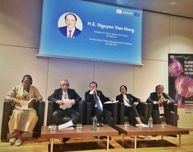 រដ្ឋមន្ត្រី Nguyen Van Hung និងគណៈប្រតិភូវៀតណាមបានទៅទស្សនា និងធ្វើការនៅអង្គការទេសចរណ៍អង្គការសហប្រជាជាតិ។ (រូបភាព៖ ក្រសួងវប្បធម៌ កីឡា និងទេសចរណ៍) z7073880105571-2a7ab2c702969cecaa50fa61fa8e5818.jpg