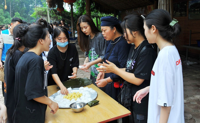 Tourists experience making cakes with locals. (Photo: VNA) 2904thaihai10-2.jpg