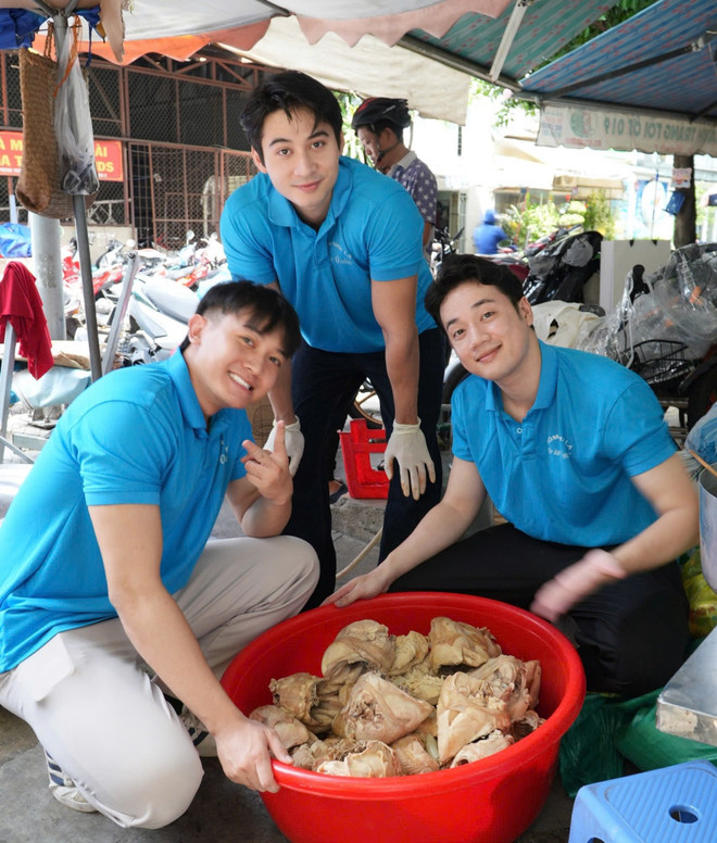 Top 3 Mr World Vietnam tại Bệnh viện Nhi đồng T.p HCM. (Ảnh: CTV/Vietnam+) top-3-mrw-vietnam-ky-niem-1-nam-dang-quang-4.jpg
