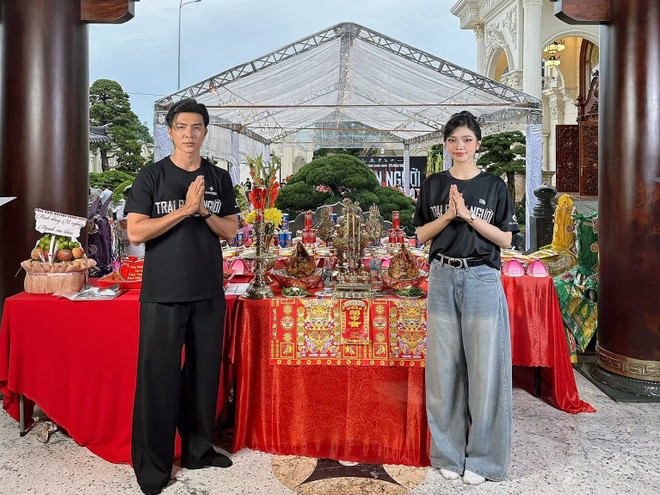 Lễ khai máy dự án phim. (Ảnh: CTV/Vietnam+) a-hau-minh-kien-cung-steve-nguyen.jpg