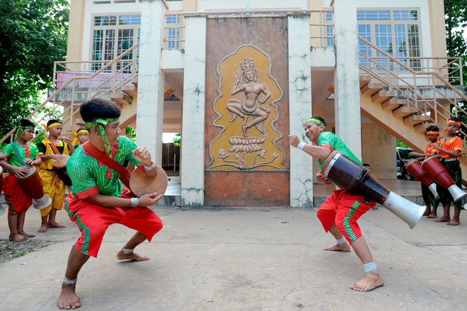 Để thực hiện các kỹ thuật khó trong bài múa Chhay - dăm, người múa phải luyện tập rất nhiều để có sức khỏe dẻo dai, thanh thoát trong từng động tác tay kết hợp với chân nhịp nhàng. (Ảnh: An Hiếu/TTXVN) mua-trong-chay-dam-4a.jpg