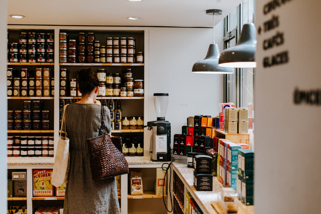 90% ຈຳນວນນັກທ່ອງທ່ຽວຫວຽດນາມ ໃຫ້ຮູ້ວ່າ: ເຂົາເຈົ້າຈະພິຈາລະນາຊື້ເຄື່ອງປຸງແຕ່ງອາຫານ ຫຼື ຕູ້ອາຫານທີ່ມີຮູບແບບທີ່ສວຍງາມ ແລະ ເປັນເອກະລັກສະເພາະໃນເວລາເດີນທາງ. (ພາບ: ຜູ້ປະກອບສ່ວນ/Vietnam+) 1065-paris-008-1.jpg