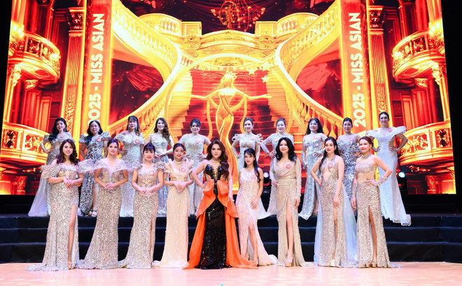 Chủ tịch Miss Business World Đặng Gia Bena cùng top 18. (Ảnh: BTC) tng-8543-6883.jpg