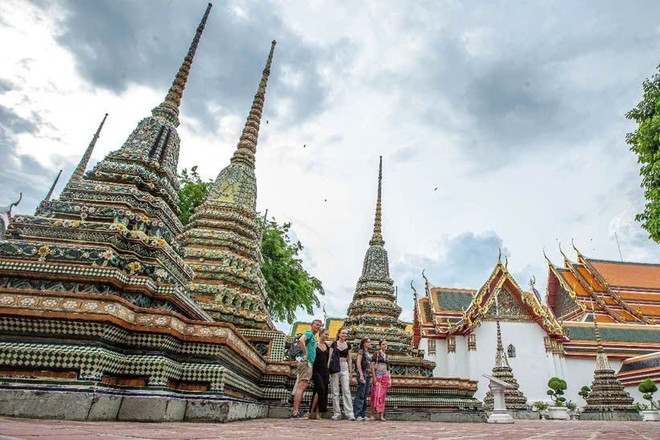 Khách du lịch quốc tế tham quan một ngôi chùa ở Bangkok, Thái Lan. (Ảnh: THX/TTXVN) z6468924133309-41abf02c5aaa3f94726388f3a99c4561.jpg
