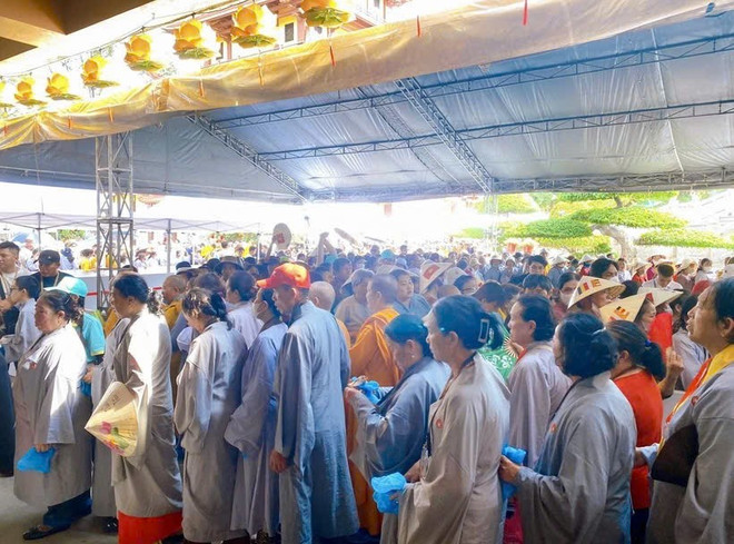 Hàng dài người dân, phật tử vào chiêm bái xá lợi tại Việt Nam Quốc Tự, Thành phố Hồ Chí Minh. (Ảnh: Hồng Giang/TTXVN) z6579840893180-1e8e7e2201efae6cbc4a55eaa0fce5b5.jpg