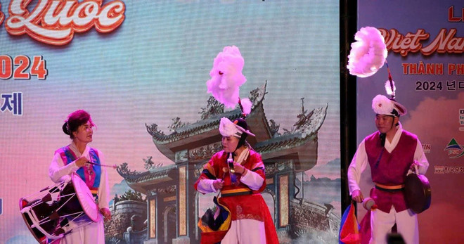Bộ sưu tập trang phục Hanbok truyền thống do nhà thiết kế hàng đầu Lee Young hee thực hiện. (Ảnh: Gia Thuận/TTXVN) z6851846957734-cdfc6be835edb9f884c3b984d70af5c0.jpg