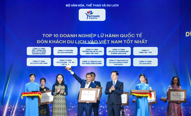 LuxGroup Chairman and CEO Pham Ha received the award for the best international travel agency welcoming tourists to Vietnam. (Photo: Nam Nguyen/Vietnam+) z7055652454999-40ba94e5969790bf1d4ad210a92699f7.jpg