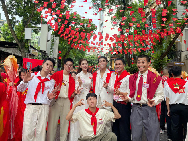 Hoa hậu Tiểu Vy cùng các nghệ sỹ trẻ trong khối diễu hành. (Ảnh: CTV/Vietnam+) z6960379278873-fa35136b7af2ade21881aee3d9f31533.jpg