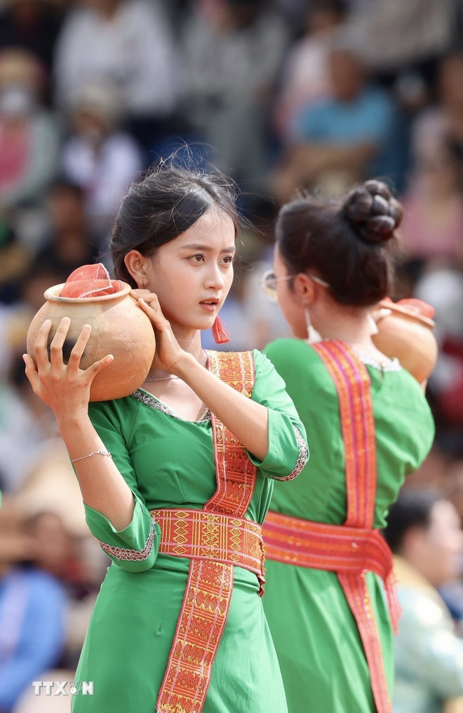 Arrangementsuken vil bidra til å introdusere Vietnams tradisjonelle kulturelle verdier på en levende og attraktiv måte for internasjonale venner. (Foto: VNA) trang-phuc-8.jpg
