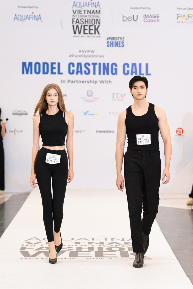11 mannequins se présentent sur scène pour défiler sur le podium - avifw-2025-1.jpg